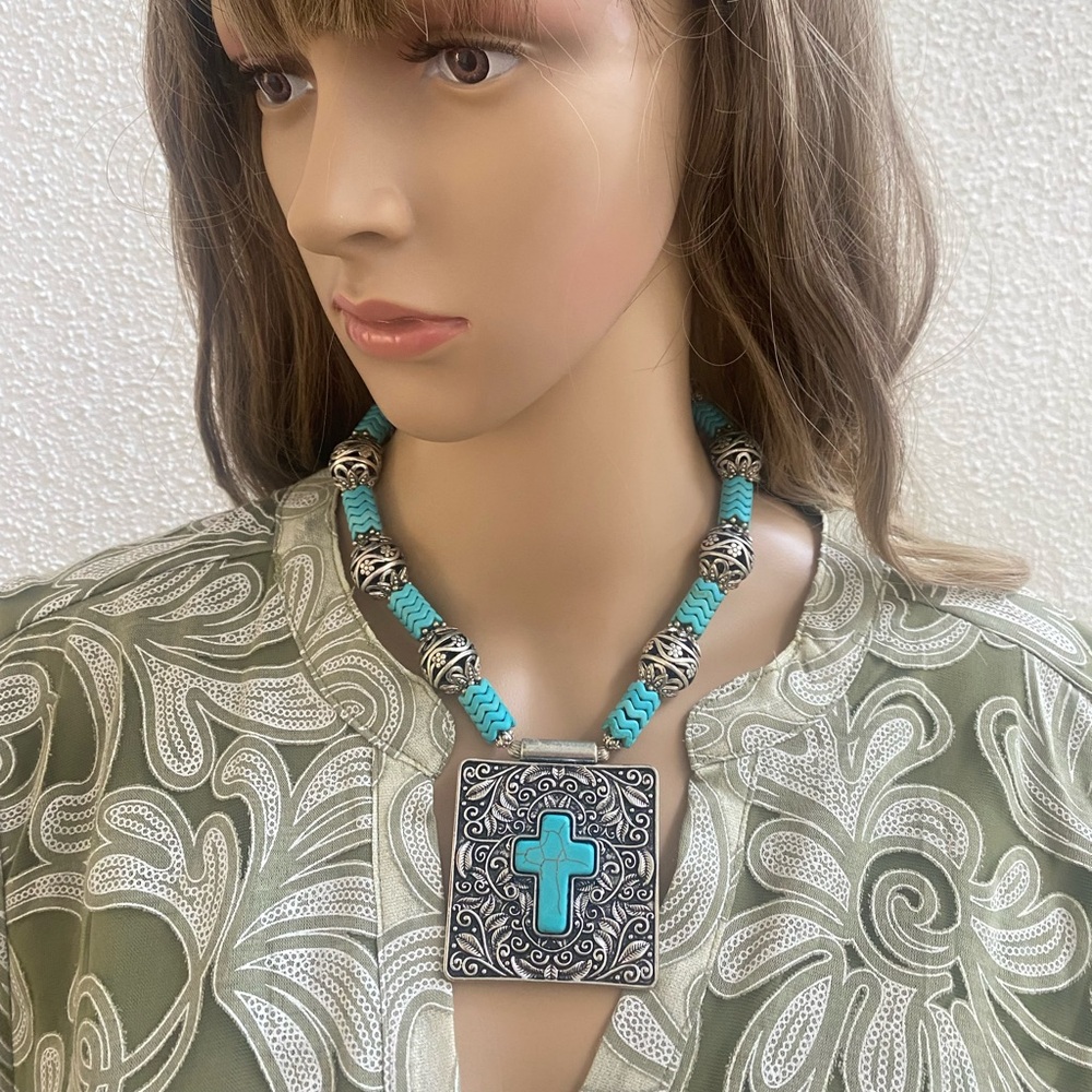 TURQUOISE AND SILVERTONE NECKLACE - Picture 1 of 3